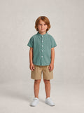 Chemise garçon col officier vert sauge portée en ensemble – coton léger été – MIKID'Z