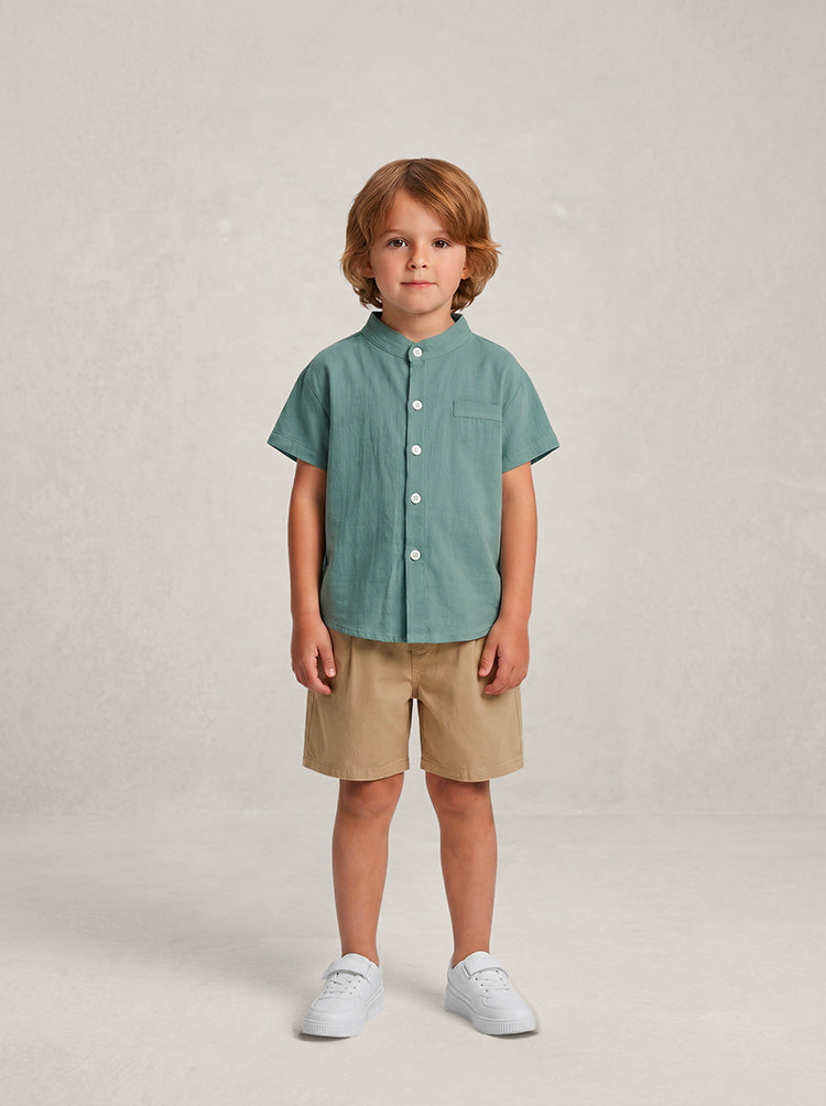 Chemise garçon col officier vert sauge portée en ensemble – coton léger été – MIKID'Z