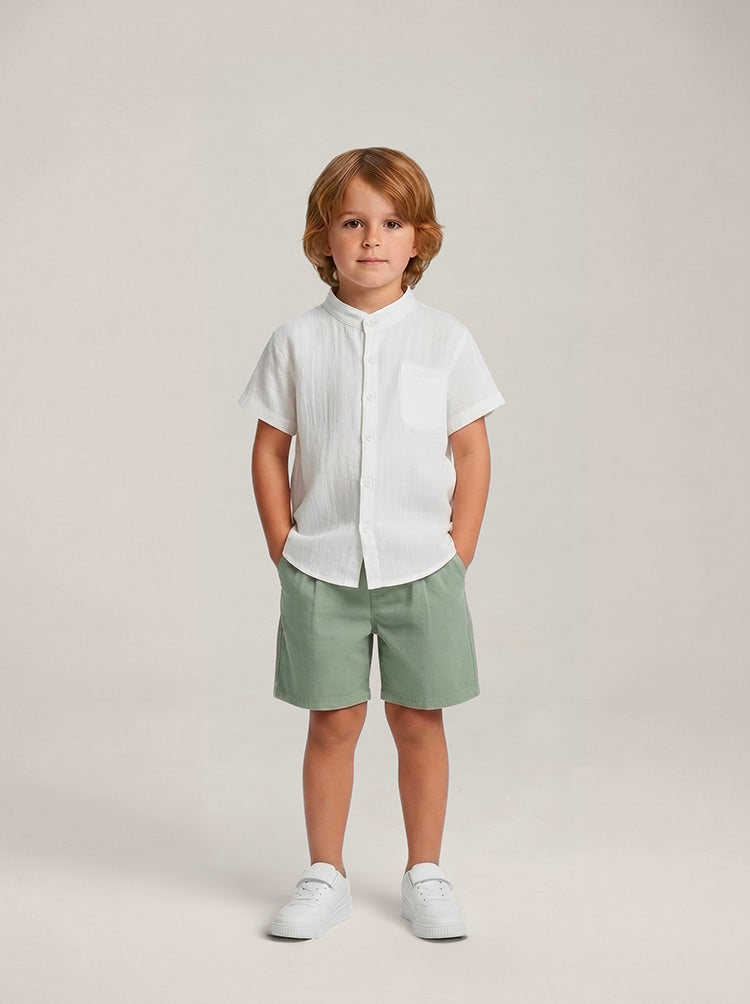 Enfant portant un short vert sauge en coton – style décontracté été – MIKID'Z