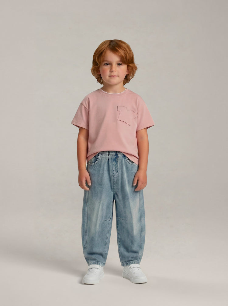 Détail broderie signature T-shirt garçon minimaliste – MIKID'Z
